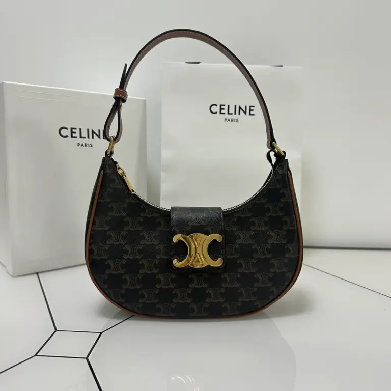 高仿CELINE-賽琳 Saint Laurent TRIOMPHE CANVAS 金色印花肩背包-114492