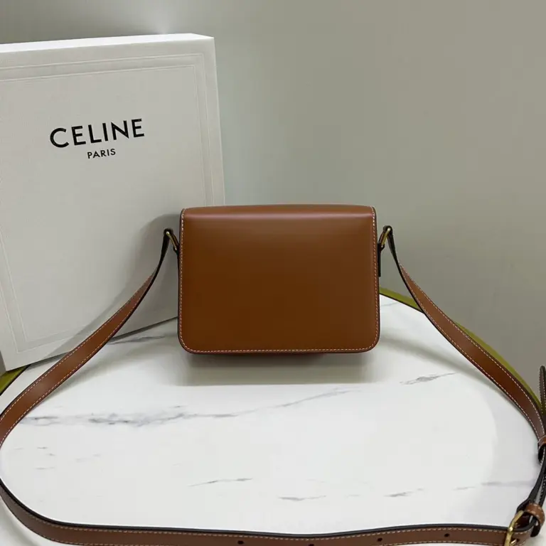 高仿CELINE-賽琳 TRIOMPHE 牛皮革斜挎包 - 金色鎖扣設計-188423