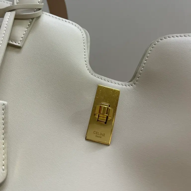 高仿CELINE-賽琳 經典牛皮革肩背包 - 金色飾面CLOCHE CLÉS掛鎖設計-112583