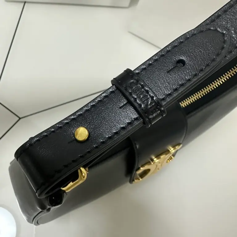 高仿CELINE-賽琳 金色牛皮革TRIOMPHE磁扣手提肩背包-114493