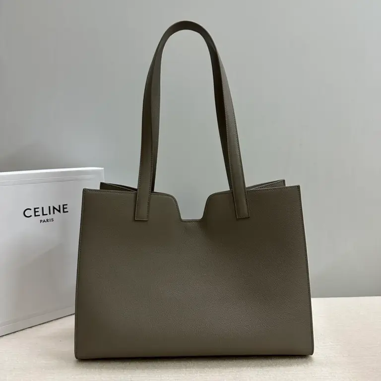 高仿CELINE-賽琳 經典牛皮革肩背包 - 金色飾面CLOCHE CLÉS掛鎖設計-112583