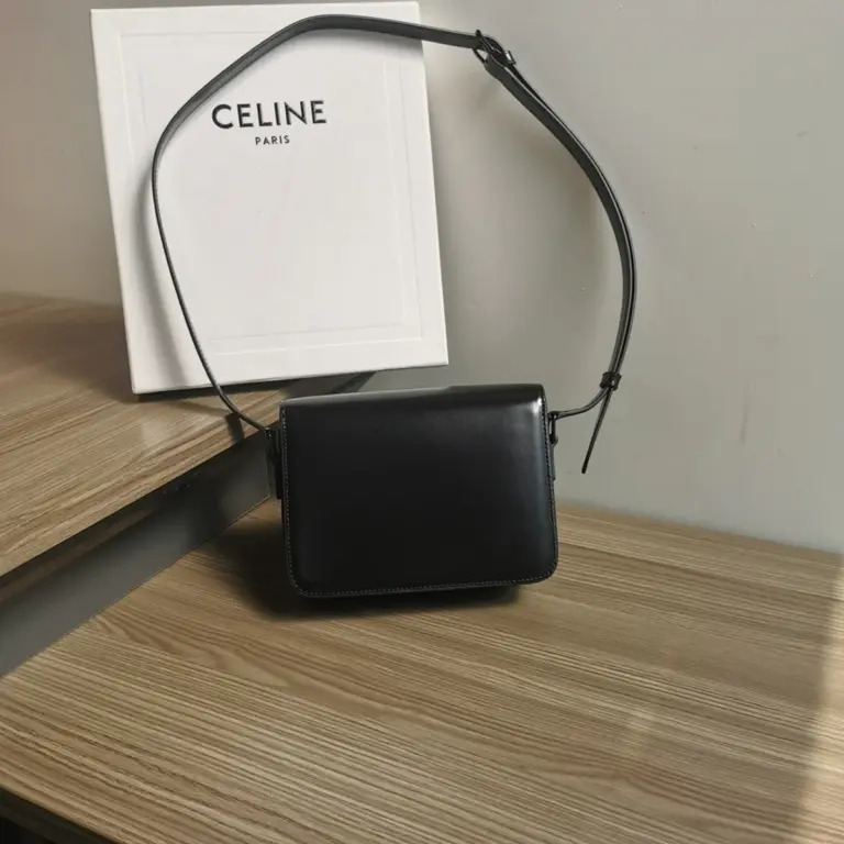 高仿CELINE-賽琳 黑色TRIOMPHE金屬鎖扣牛皮斜挎包-188423