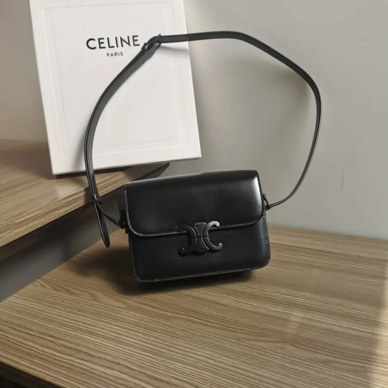 高仿CELINE-賽琳 黑色TRIOMPHE金屬鎖扣牛皮斜挎包-188423