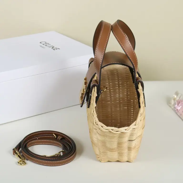 高仿CELINE-賽琳 TRIOMPHE磁扣牛皮革翻蓋手提斜挎包-116572
