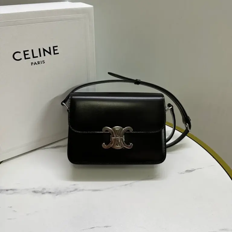 高仿CELINE-賽琳 TRIOMPHE 牛皮革斜挎包 - 銀色鎖扣設計-188423