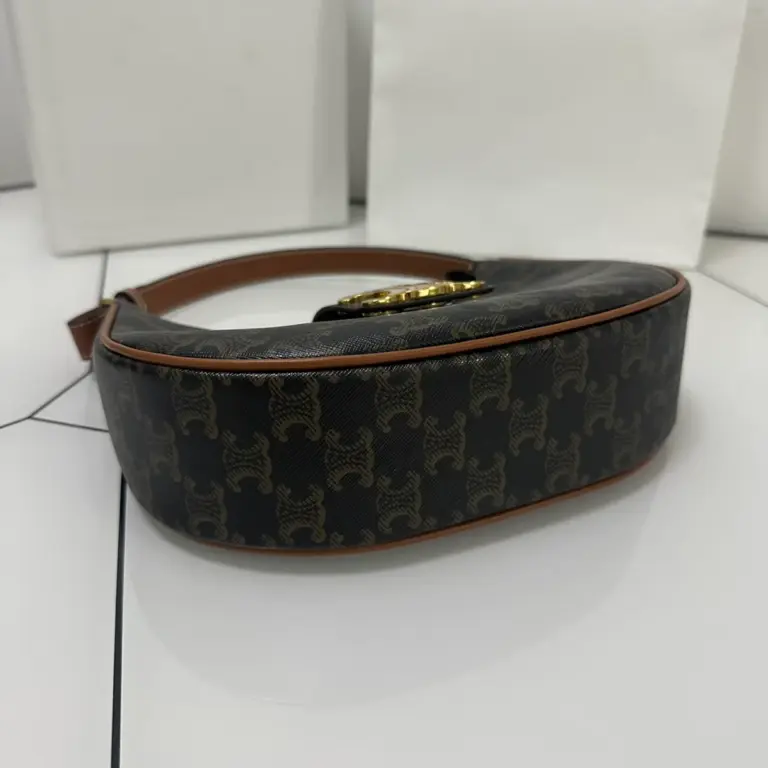 高仿CELINE-賽琳 Saint Laurent TRIOMPHE CANVAS 金色印花肩背包-114492