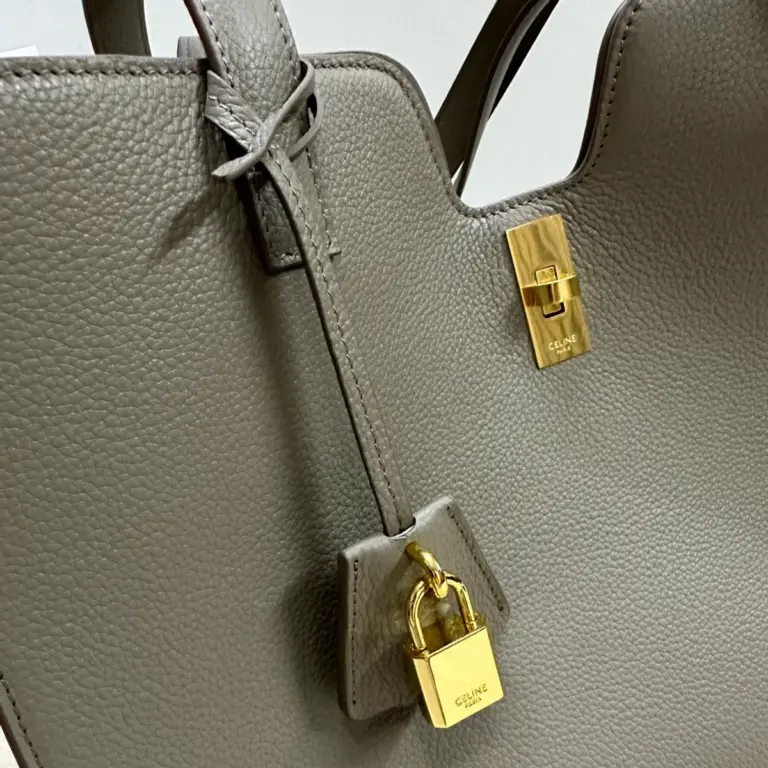 高仿CELINE-賽琳 經典牛皮革肩背包 - 金色飾面CLOCHE CLÉS掛鎖設計-112583