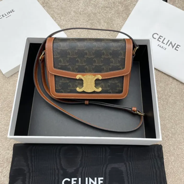 高仿CELINE-賽琳 TRIOMPHE帆布斜挎包 - 經典牛皮飾邊與金色金屬細節-188882