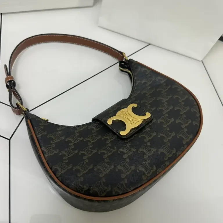 高仿CELINE-賽琳 Saint Laurent TRIOMPHE CANVAS 金色印花肩背包-114492
