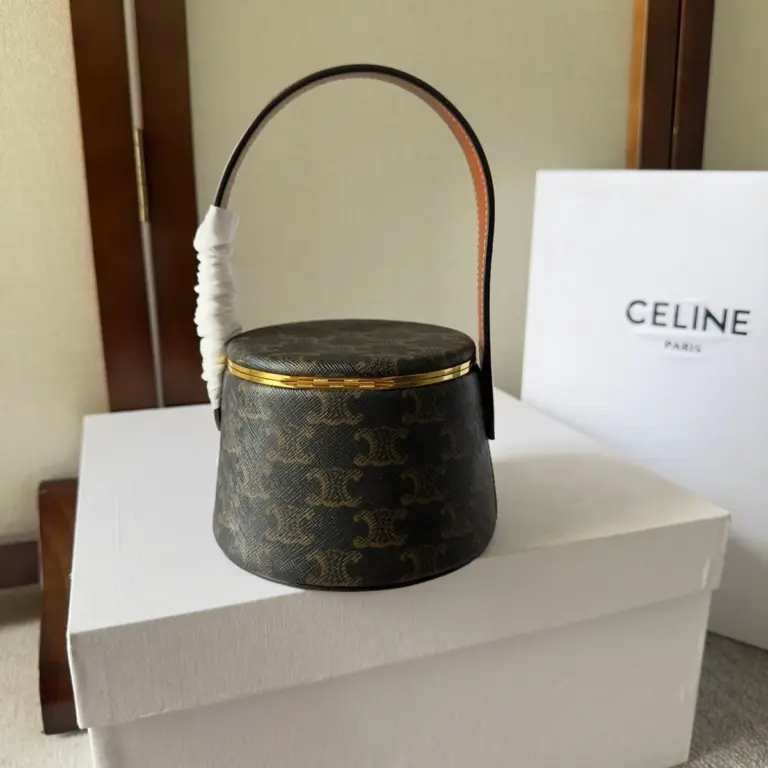高仿CELINE-賽琳 經典TRIOMPHE鎖扣羊皮手提包-111353