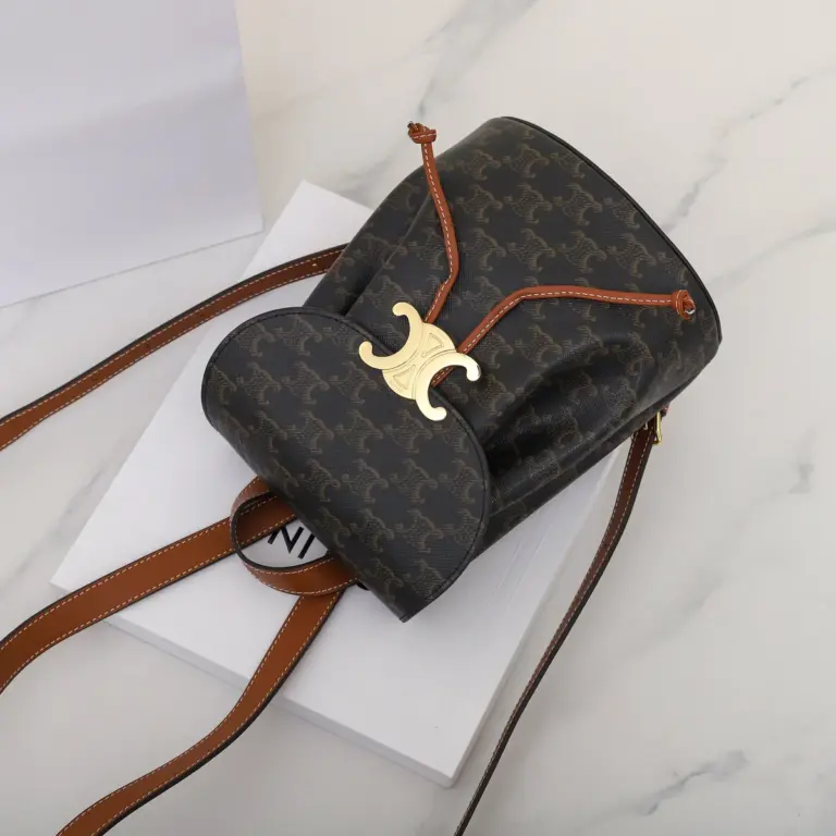 高仿CELINE-賽琳 Saint Laurent TRIOMPHE CANVAS 多功能印花背包-118702