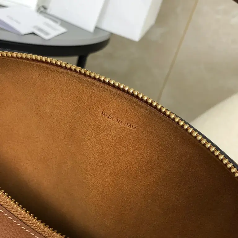 高仿CELINE-賽琳 經典牛皮革肩背包 - 翻毛皮襯裏設計-197443