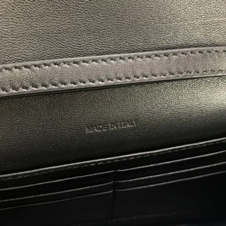 高仿CELINE-賽琳 經典牛皮迷你斜挎手袋 - 可容納大屏手機-10L033