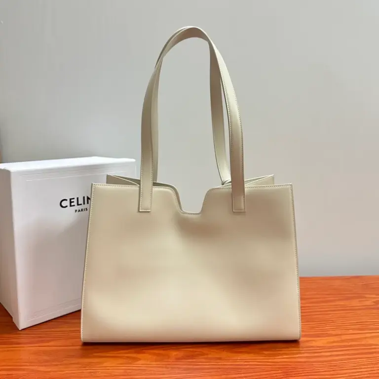 高仿CELINE-賽琳 經典牛皮革肩背包 - 金色飾面CLOCHE CLÉS掛鎖設計-112583