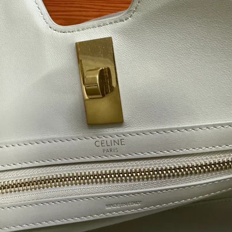 高仿CELINE-賽琳 經典牛皮革肩背包 - 金色飾面CLOCHE CLÉS掛鎖設計-112583