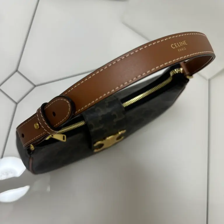 高仿CELINE-賽琳 Saint Laurent TRIOMPHE CANVAS 金色印花肩背包-114492