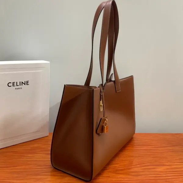 高仿CELINE-賽琳 經典牛皮革肩背包 - 優雅設計與實用功能結合-112583