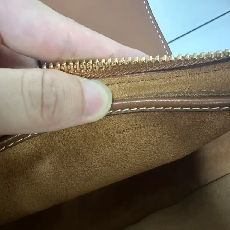 高仿CELINE-賽琳 金色牛皮革TRIOMPHE磁扣手提肩背包-114493