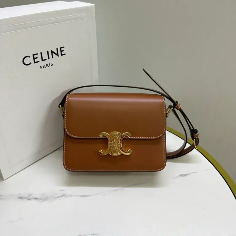 高仿CELINE-賽琳 TRIOMPHE 牛皮革斜挎包 - 金色鎖扣設計-188423