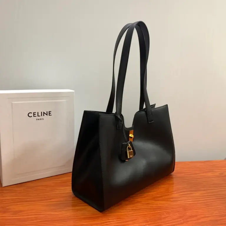 高仿CELINE-賽琳 經典牛皮旋轉鎖扣肩背包-112583