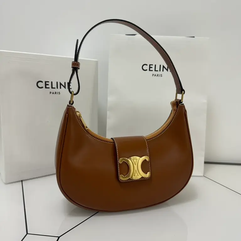 高仿CELINE-賽琳 金色牛皮革TRIOMPHE磁扣手提肩背包-114493