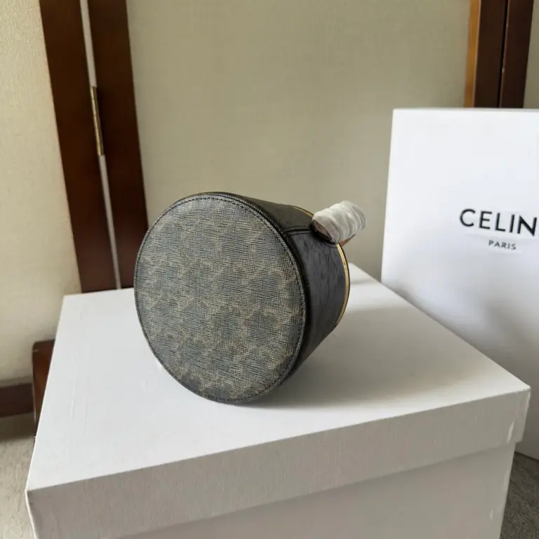 高仿CELINE-賽琳 經典TRIOMPHE鎖扣羊皮手提包-111353