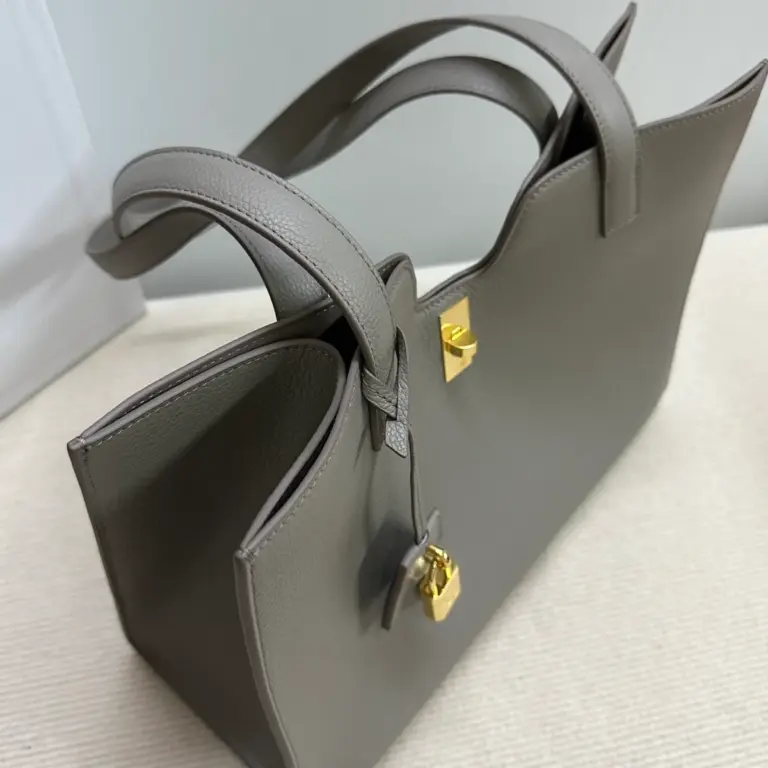 高仿CELINE-賽琳 經典牛皮革肩背包 - 金色飾面CLOCHE CLÉS掛鎖設計-112583