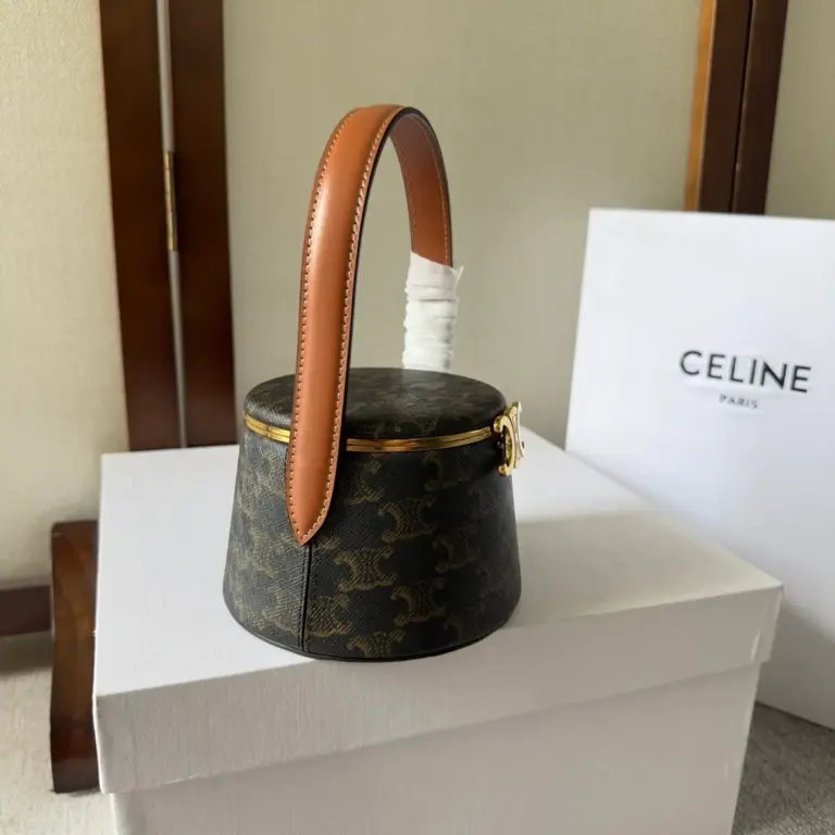 高仿CELINE-賽琳 經典TRIOMPHE鎖扣羊皮手提包-111353