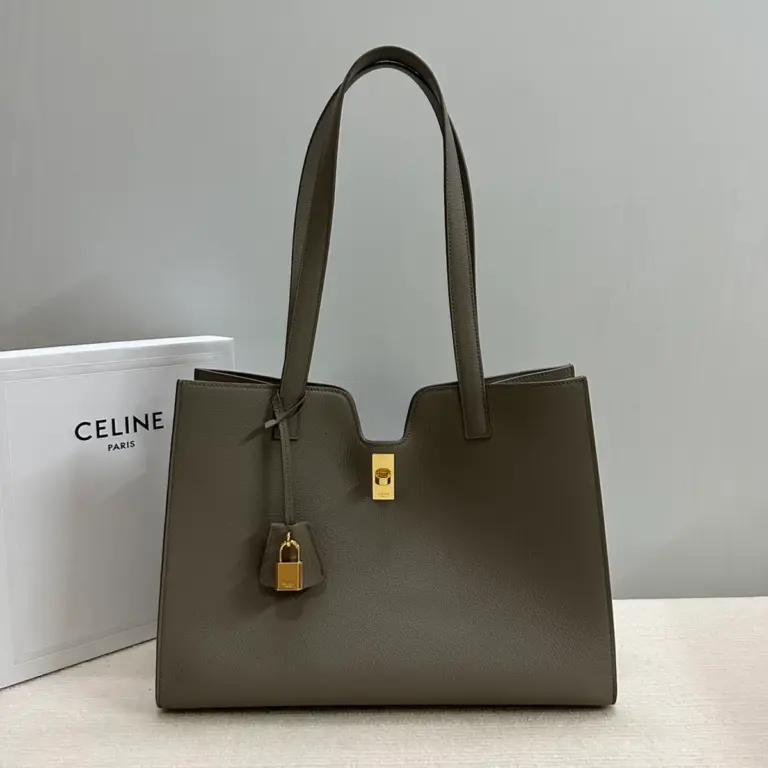 高仿CELINE-賽琳 經典牛皮革肩背包 - 金色飾面CLOCHE CLÉS掛鎖設計-112583