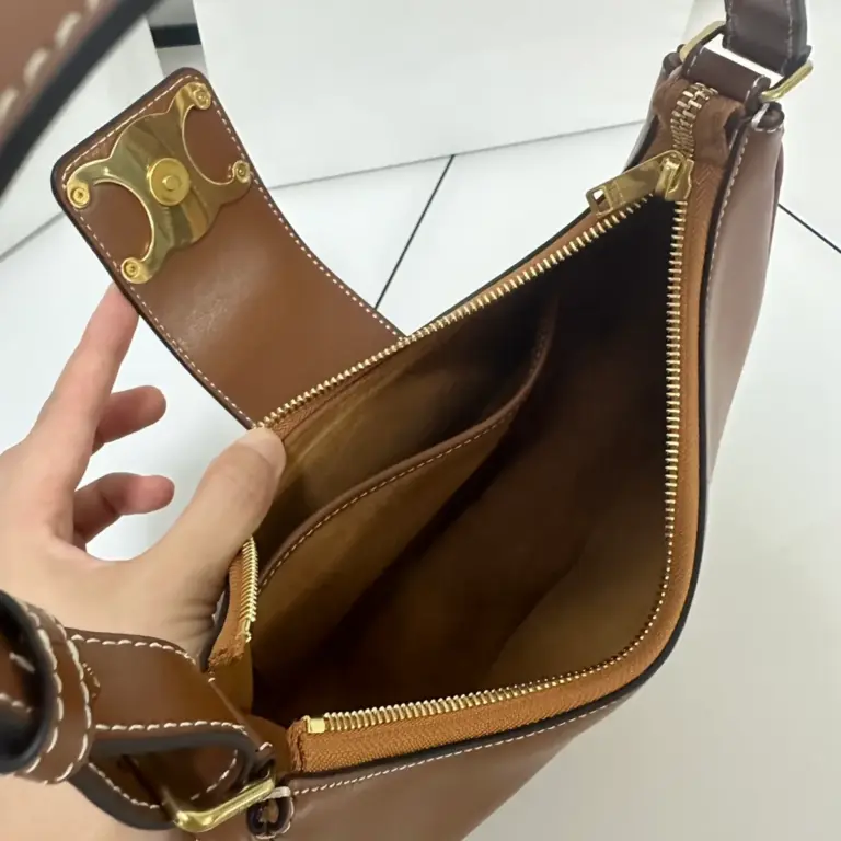 高仿CELINE-賽琳 金色牛皮革TRIOMPHE磁扣手提肩背包-114493