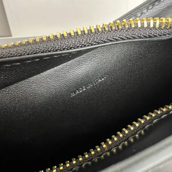 高仿CELINE-賽琳 經典牛皮革肩背包 - 多功能便攜設計-115703
