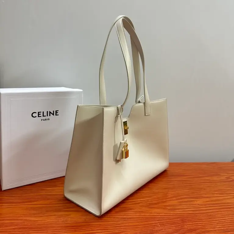 高仿CELINE-賽琳 經典牛皮革肩背包 - 金色飾面CLOCHE CLÉS掛鎖設計-112583