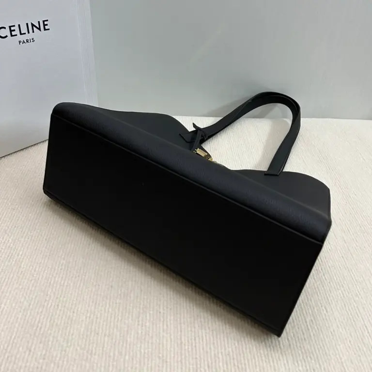 高仿CELINE-賽琳 CLOCHE CLÉS 牛皮革肩背包 - 金色飾面優雅設計-112583