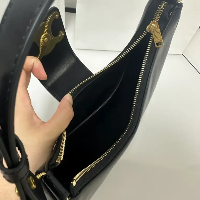 高仿CELINE-賽琳 金色牛皮革TRIOMPHE磁扣手提肩背包-114493
