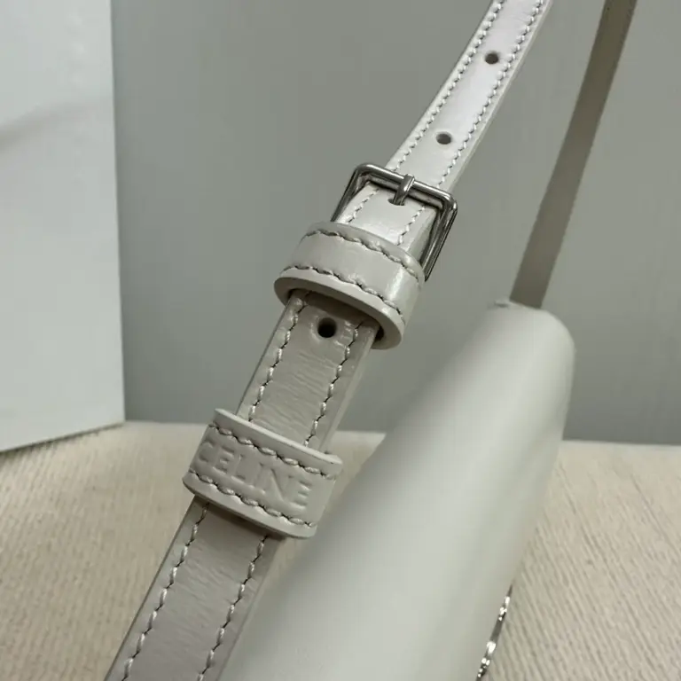 高仿CELINE-賽琳 TRIOMPHE 銀色飾面牛皮革肩背-115533