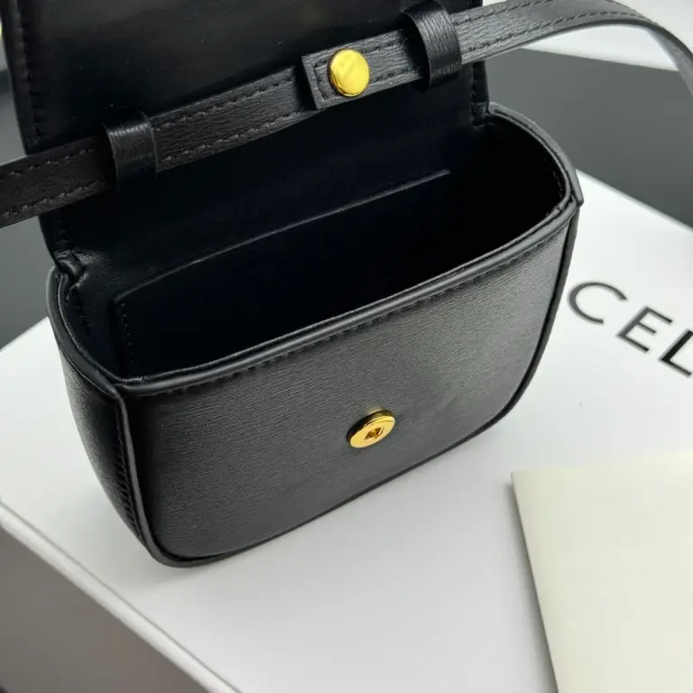高仿CELINE-賽琳 金色TRIOMPHE按扣迷你牛皮手袋-10I513