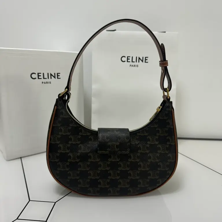 高仿CELINE-賽琳 Saint Laurent TRIOMPHE CANVAS 金色印花肩背包-114492