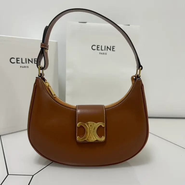 高仿CELINE-賽琳 金色牛皮革TRIOMPHE磁扣手提肩背包-114493