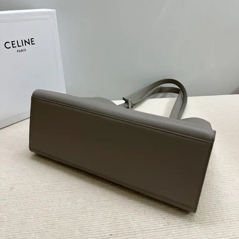 高仿CELINE-賽琳 經典牛皮革肩背包 - 金色飾面CLOCHE CLÉS掛鎖設計-112583
