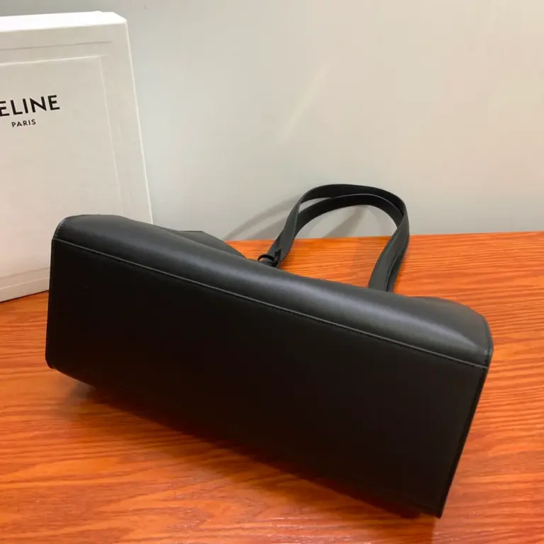 高仿CELINE-賽琳 經典牛皮旋轉鎖扣肩背包-112583