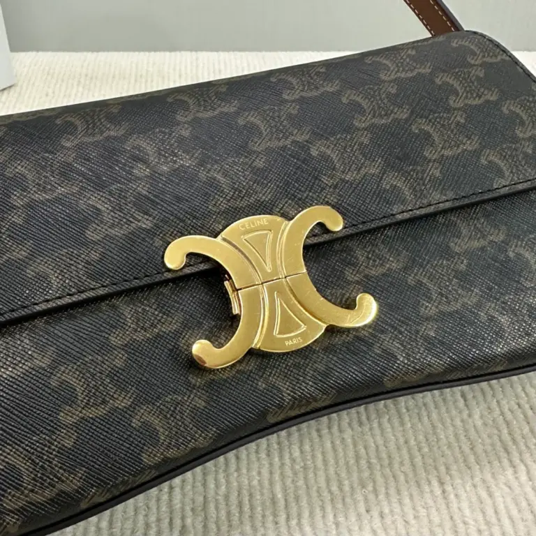 高仿CELINE-賽琳 TRIOMPHE金屬鎖扣羊皮革肩背包-115532