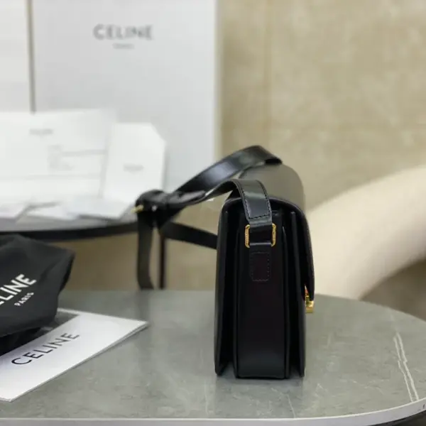 高仿CELINE-賽琳 Triomphe 牛皮革斜挎包 - 金色鎖扣設計-187363