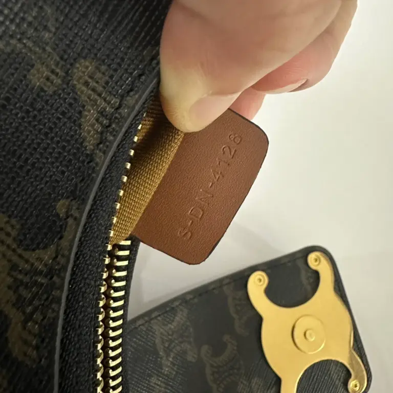 高仿CELINE-賽琳 Saint Laurent TRIOMPHE CANVAS 金色印花肩背包-114492