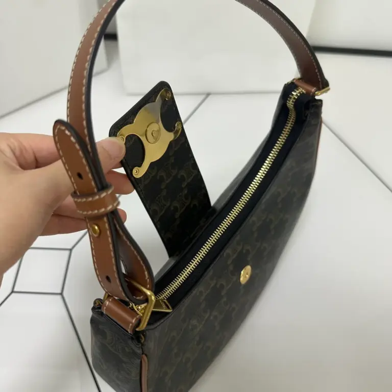 高仿CELINE-賽琳 Saint Laurent TRIOMPHE CANVAS 金色印花肩背包-114492