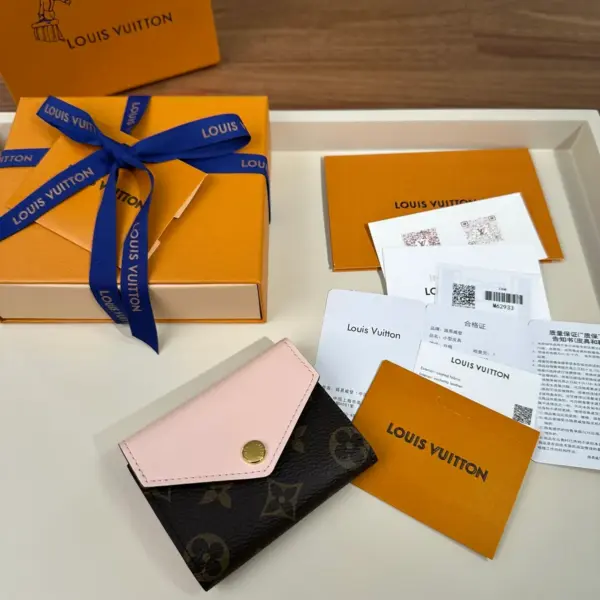 高仿LV Zoé錢包 | Monogram帆布玫瑰粉牛皮 時尚迷你錢包-M62933 13 高仿LV Zoé錢包 | Monogram帆布玫瑰粉牛皮 時尚迷你錢包-M62933