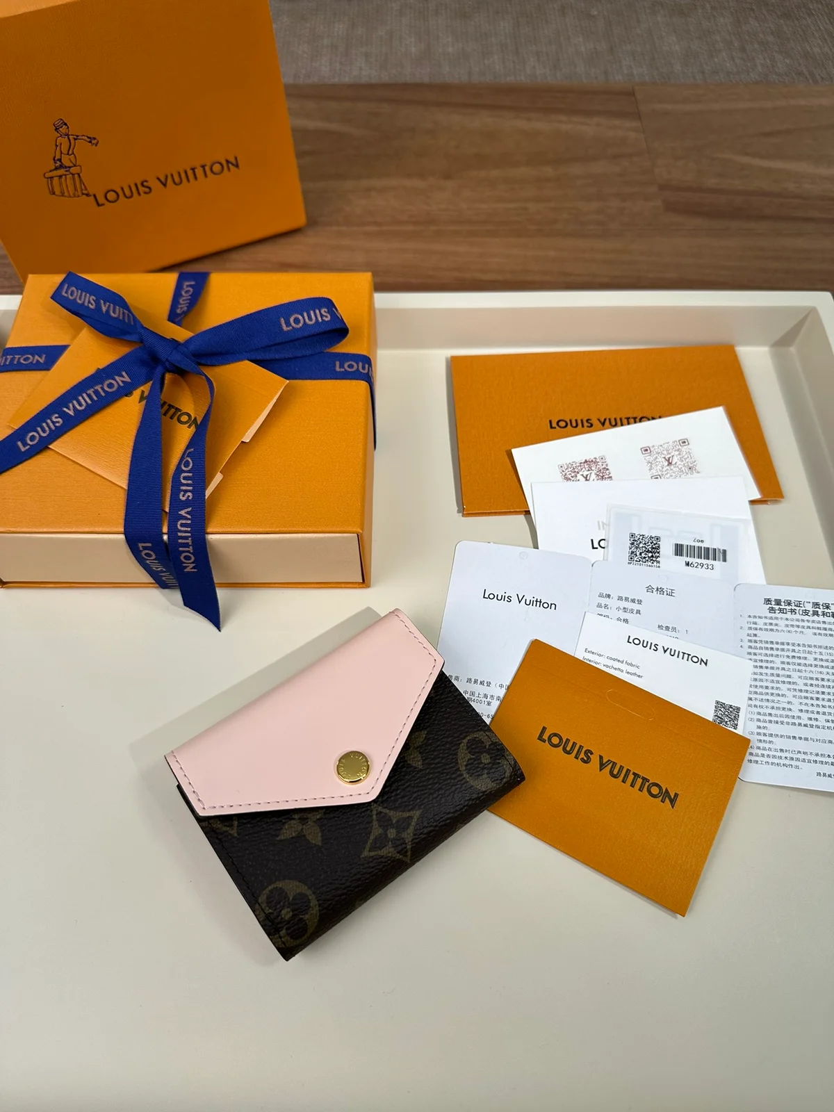 高仿LV Zoé錢包 | Monogram帆布玫瑰粉牛皮 時尚迷你錢包-M62933 4 高仿LV Zoé錢包 | Monogram帆布玫瑰粉牛皮 時尚迷你錢包-M62933