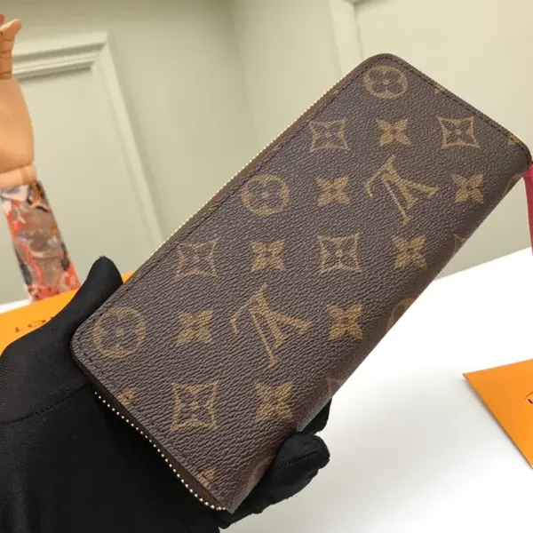 高仿LV Clémence Monogram帆布女士钱包 - 多功能小巧皮夹-M60742 19 高仿LV Clémence Monogram帆布女士钱包 - 多功能小巧皮夹-M60742