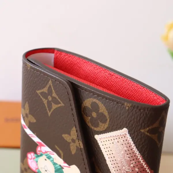 高仿LV Sarah糖果工廠聖誕限定款錢包 | Vivienne圖案Monogram帆布信封式設計-M12207