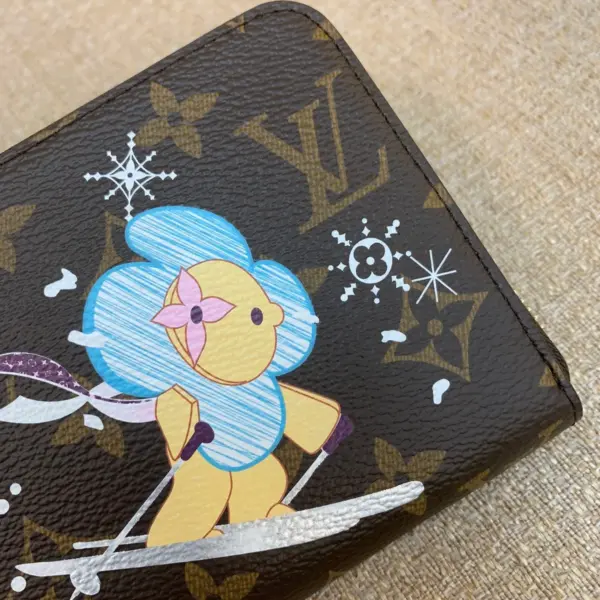 高仿LV Snow Show系列聖誕限定款拉鏈錢包 - Vivienne滑雪主題Monogram帆布女士短夾-M12223
