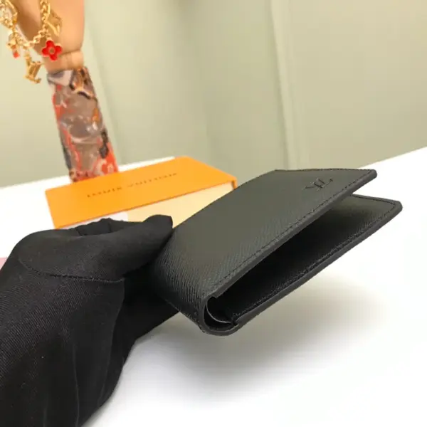 高仿LV 男士Slender Taiga皮革纤薄钱包 - 轻巧多功能信用卡夹-M30539